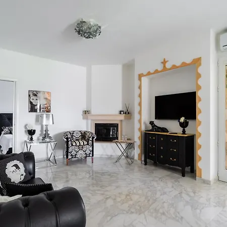 Livia - Rosso Terra Villa *